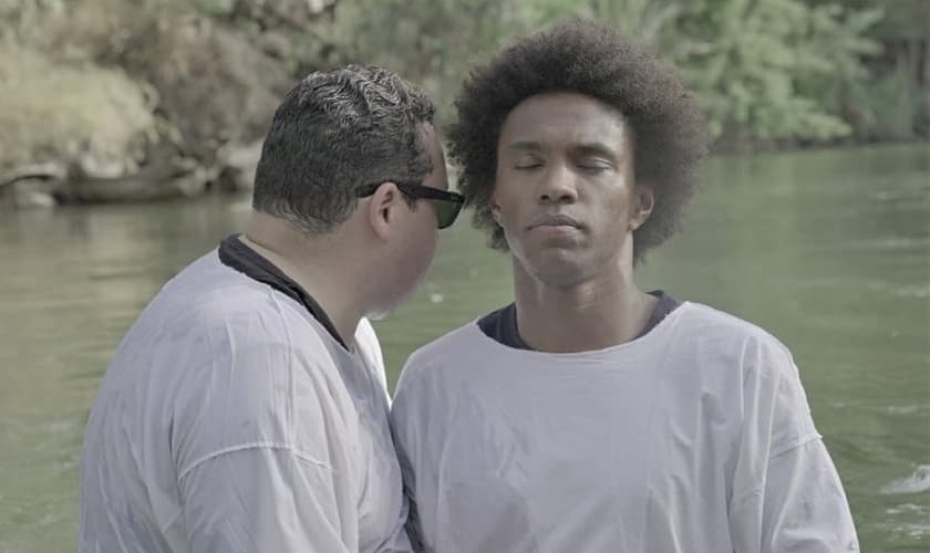 William sendo batizado nas águas do Rio Jordão. (Foto: Reprodução/Instagram)