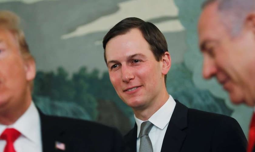 Conselheiro da Casa Branca, Jared Kushner, em reunião com o presidente dos EUA, Donald Trump e o primeiro-ministro israelense, Benjamin Netanyahu. (Foto: Carlos Barria/Reuters)