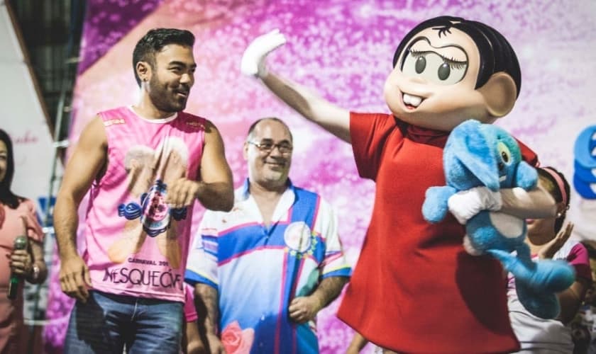 Mauro Sousa (à esquerda) e Personagem Mônica desfilam no Carnaval de São Paulo. (Foto: UOL)