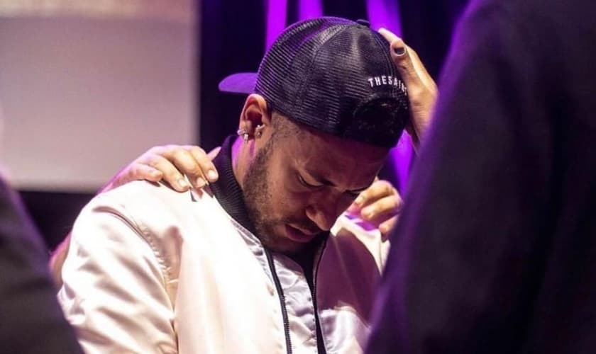 Neymar recebe oração em culto na Igreja Batista Peniel, em São Vicente. (Foto: Instagram/Sennadeze6)