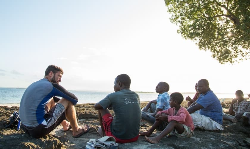 Missionário compartilhando o Evangelho. (Foto: Reprodução/IMB)