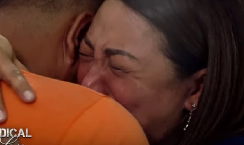 Cherry Pie Picache durante visita do assassino de sua mãe na prisão. (Foto: Reprodução/ABS-CBN News)