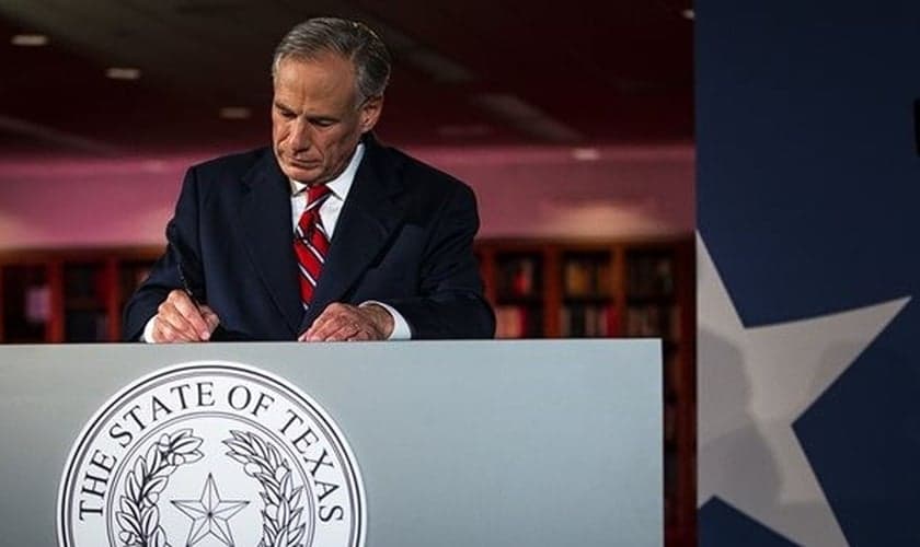 Governador Greg Abbott assina lei para proteger bebês de aborto malsucedido. (Foto: Nick Wagner/Austin American-Statesman/AP)