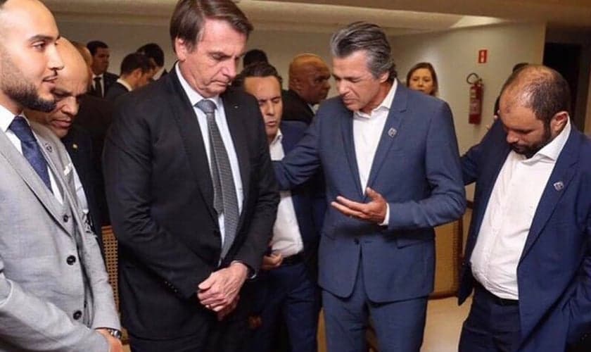 Pastor Jentezen Franklin em oração pelo presidente Jair Bolsonaro nos bastidores da Conferência Global 2019. (Foto: Jentezen Franklin)
