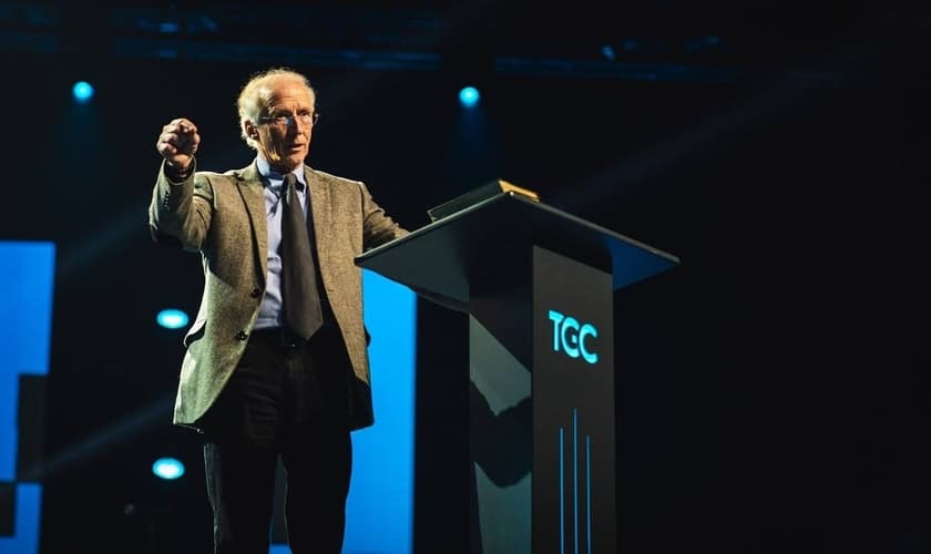 John Piper diz que há uma forma melhor de começar o dia do que se entretendo no celular. (Foto: Desiring God)
