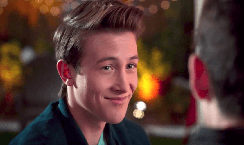 Cena de Andi Mack na qual o personagem Cyrus Goodman se declara para o colega TJ Kippen. (Imagem: YouTube / Disney Channel US / Reprodução)