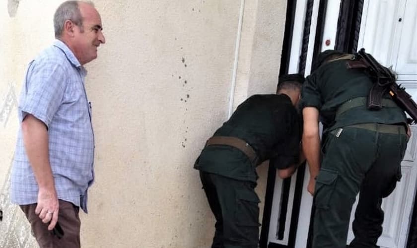 Pastor Messaoud Takilt acompanha fechamento da igreja pela polícia argelina. (Foto: Reprodução/Star Morning)