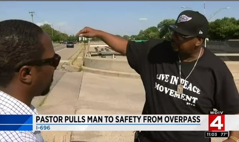 Pastor Maurice Hardwick (direita) conta ao repórter de noticiário local sobre o momento em que impediu um suicídio em um viaduto. (Imagem: Local 4 News)