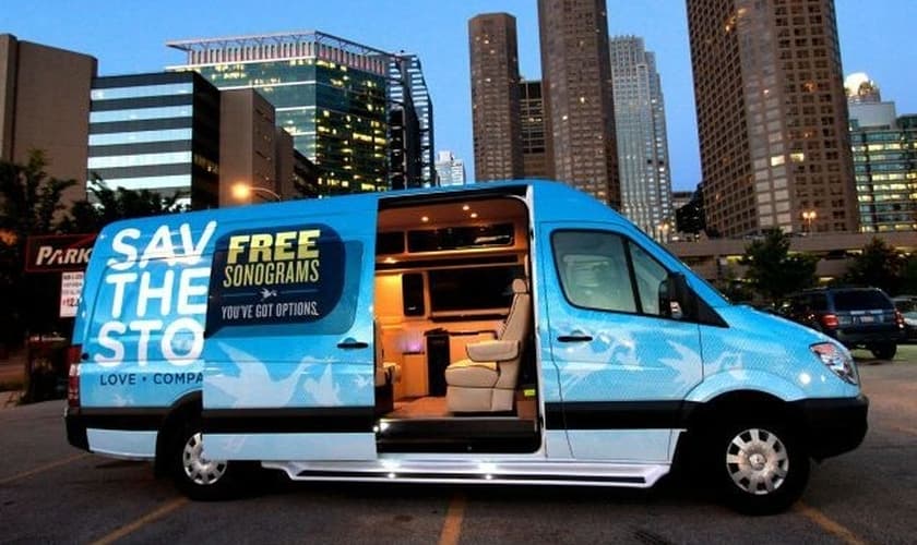 Van da Save the Storks com atendimento médico e aconselhamento para ajudar mulheres a não abortar. (Foto: Reprodução/Save the Storks)