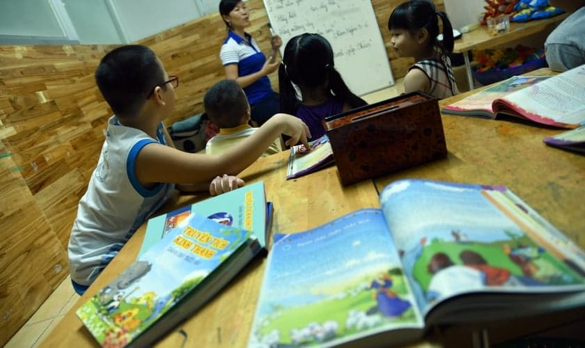 Crianças estão tendo acesso a Bíblias ilustradas no Vietnã. (Foto: Portas Abertas)