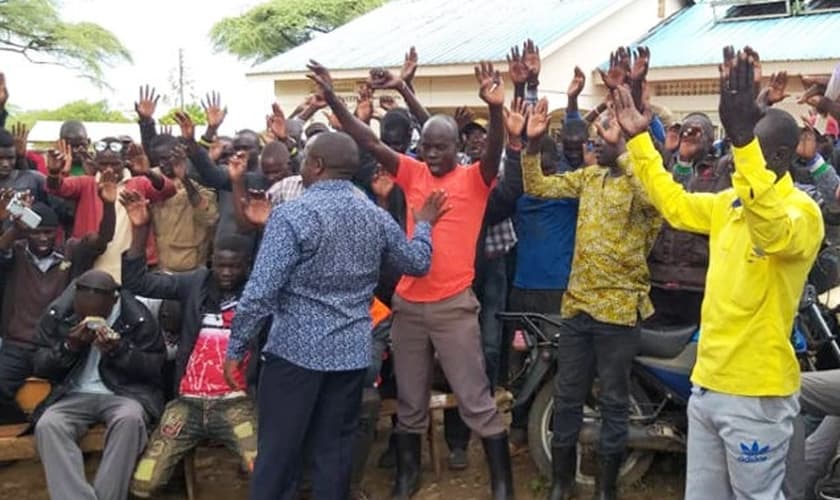 Pastor Samuel Kasigwa ministrando nas ruas aos motoristas de boda-boda. (Foto: Reprodução/UGCN)