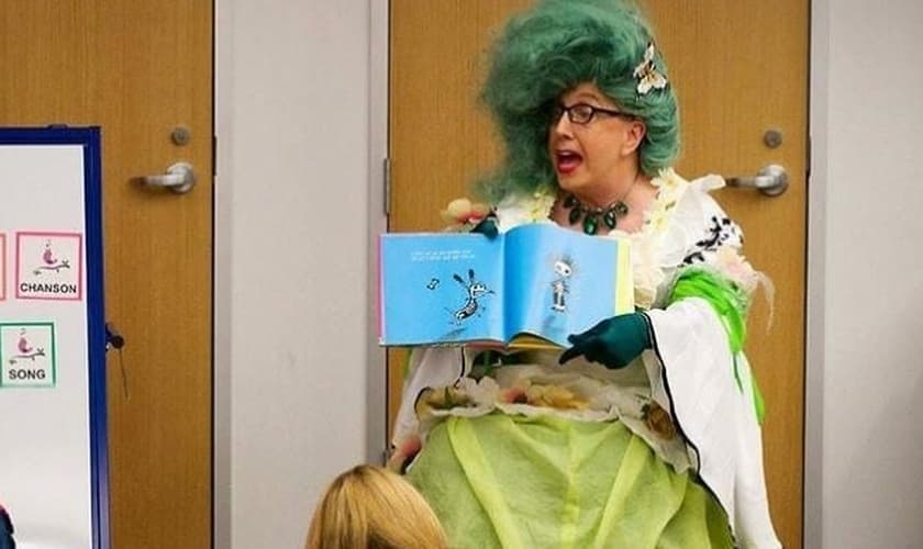 "Miss Kitty Litter" lendo histórias para crianças em um evento realizado pela Biblioteca Pública de Austin, Texas, EUA. (Foto: Cortesia da Mass Resistance)