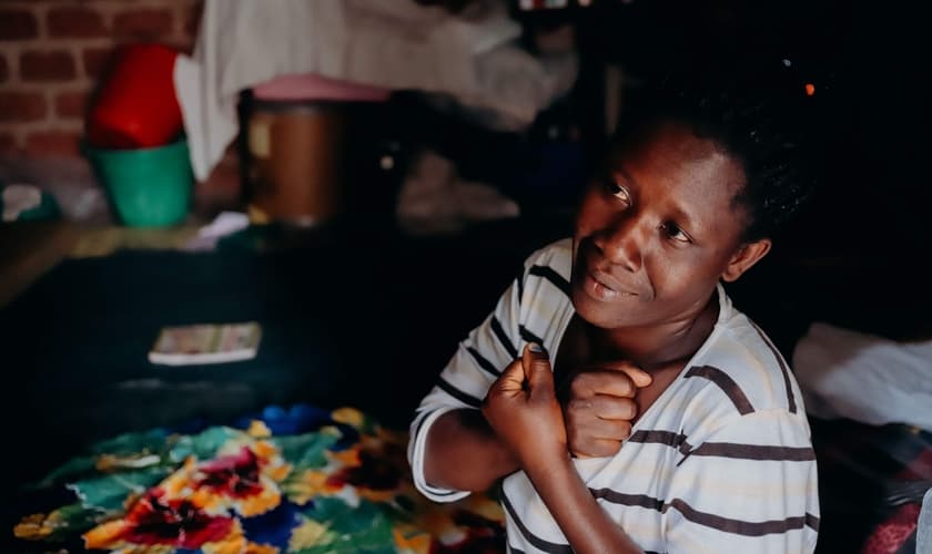 Africana surda evangelizada por linguagem de sinais. (Foto: Reprodução/Deaf Bible Society)