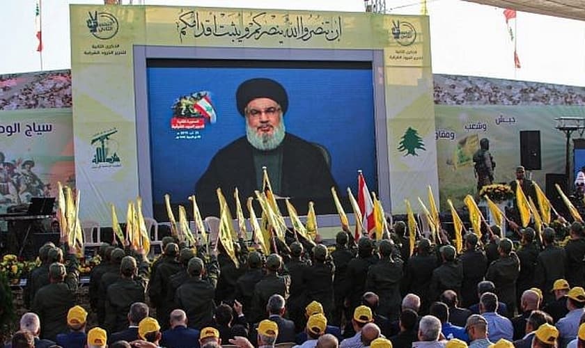 Simpatizantes do grupo terrorista xiita Hezbollah se reúnem para assistir à transmissão de um discurso do líder Hasan Nasrallah, no vale de Bekaa, no Líbano, em 25 de agosto de 2019. (Foto: Reprodução/AFP)