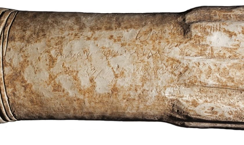 Altar de pedra cilíndrico de 2.800 anos de idade descoberto recentemente em um santuário na antiga cidade de Atarote, na Jordânia. (Foto: Reprodução/Adam Bean)