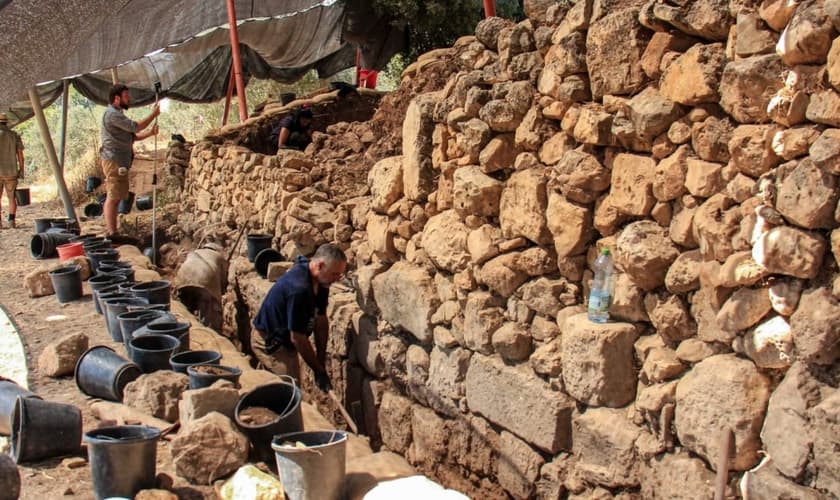 Arqueólogos descobrem as enormes muralhas de Quiriate-Jearim, em Israel. (Foto: Ariel David)