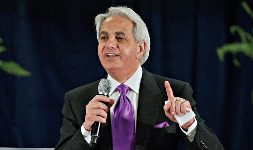 Benny Hinn ficou mundialmente conhecido por pregar a teologia da prosperidade. (Imagem: Youtube / Reprodução)