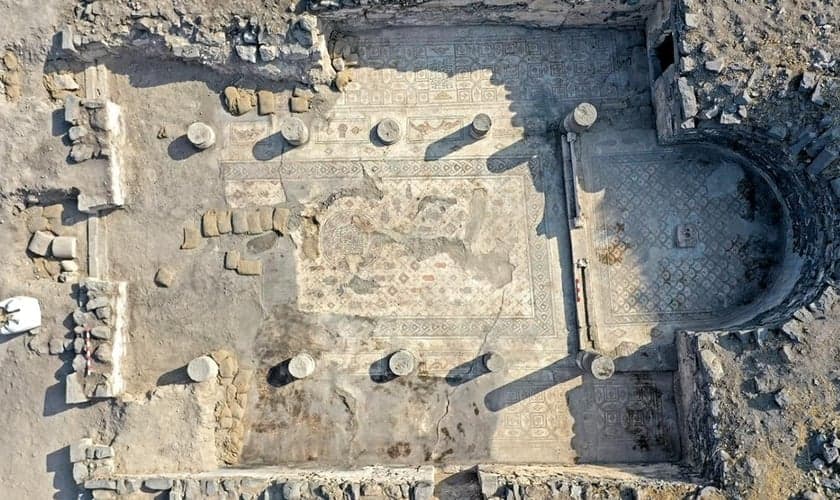 Vista aérea das ruínas que mostram o piso da igreja provavelmente do século VI. (Foto: Reprodução/Arleta Kowalewska)