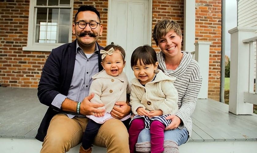 Jonathan Hayashi e sua esposa Kennedi têm duas filhas, Kaede e Anna, e estão adotando um menino na Bulgária. (Foto: Reprodução/BP Press)