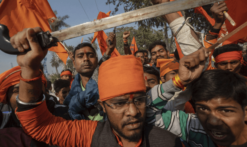 Extremistas hindus usam espadas para ameaçar os cristãos. (Foto: Reprodução/Mainichi)