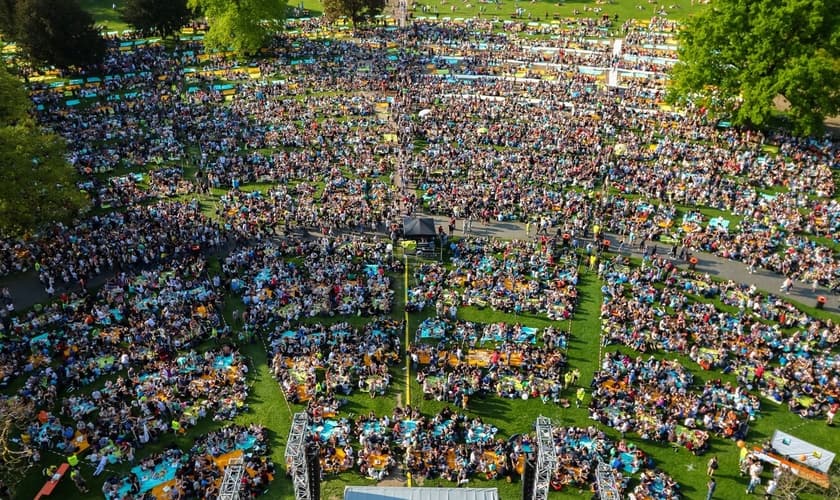 Encontro de cristãos alemães ao ar livre. (Foto: Reprodução/Facebook)