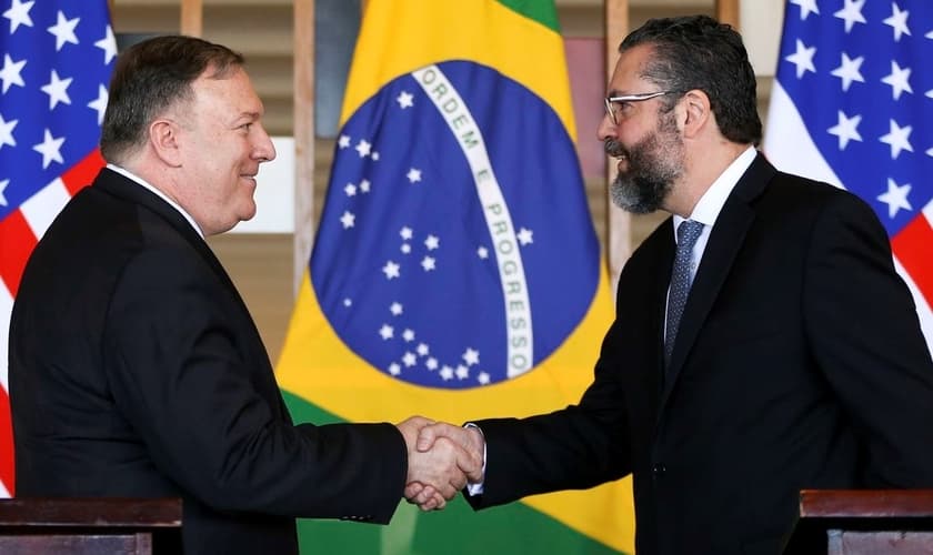 Secretário de Estado americano, Mike Pompeo e chanceler Ernesto Araújo. (Foto: Reprodução/EBC)