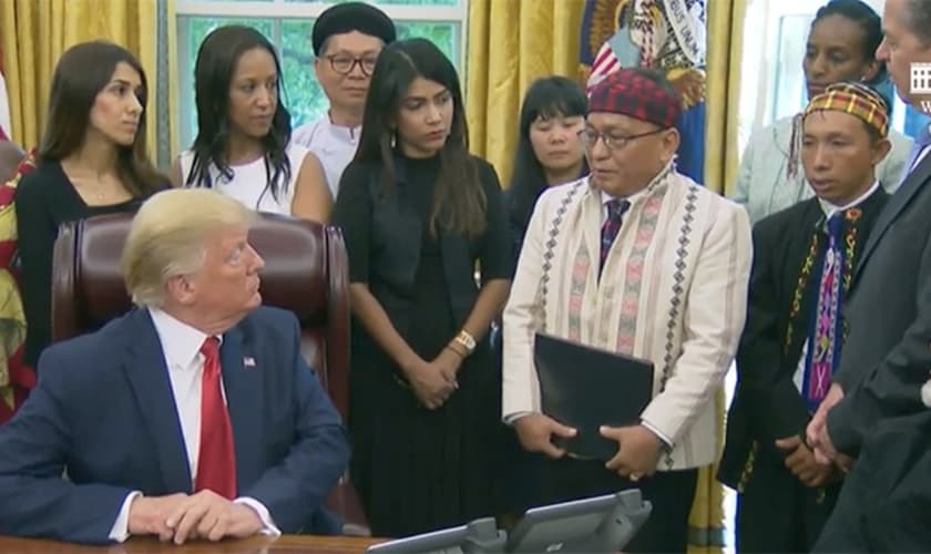 Pastor Hkalam Samson fala com Trump sobre a perseguição religiosa que os cristãos sofrem em Mianmar. (Imagem: WH.GOV / Reprodução)