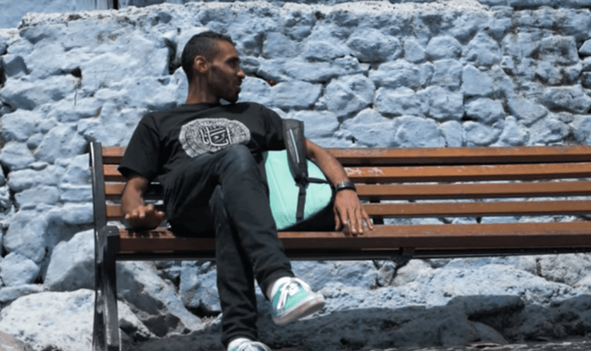 Yassine passou a se dedicar ao ensino cristão para crianças em seu país. (Foto: Reprodução/God Reports)