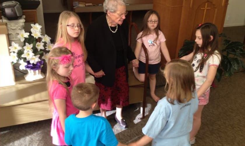 Além de ministrar em um lar de idosos, Buena Huffman ensina crianças em sua igreja. (Foto: AG News)