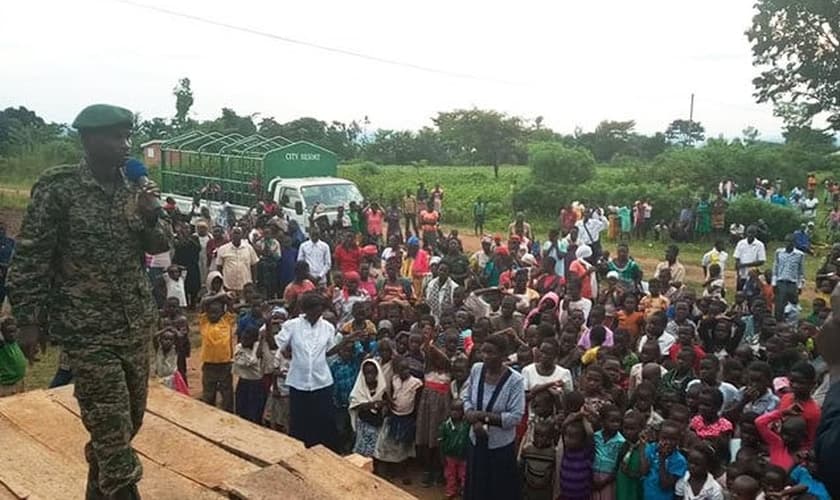: O capitão Ivan Aggrey Kajuba ora pelas pessoas que participam da cruzada evangelística em Butaleja. (Foto: Reprodução/UGN)