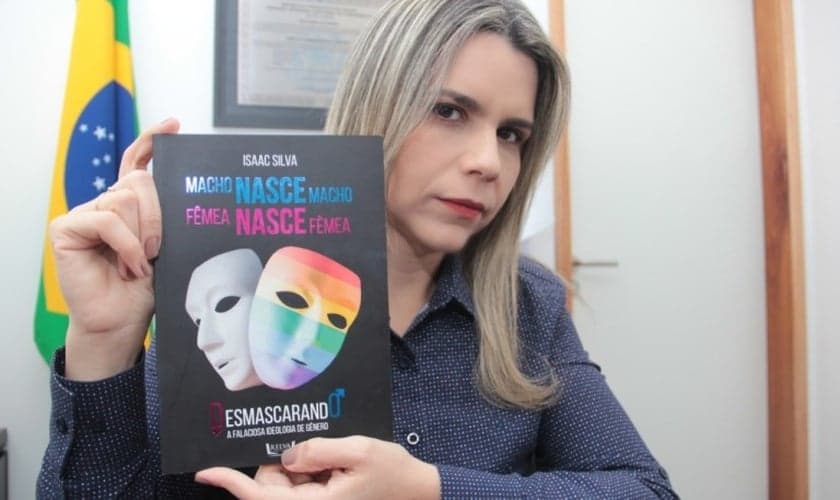 Clarissa Tercio irá distribuir gratuitamente o livro de autoria do pastor e filósofo Isac Silva. (Foto: Divulgação)