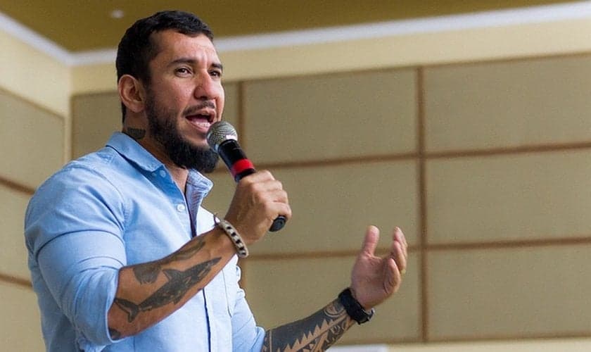 Rodolfo Abrantes ministrando. (Foto: Reprodução/Vox FM)