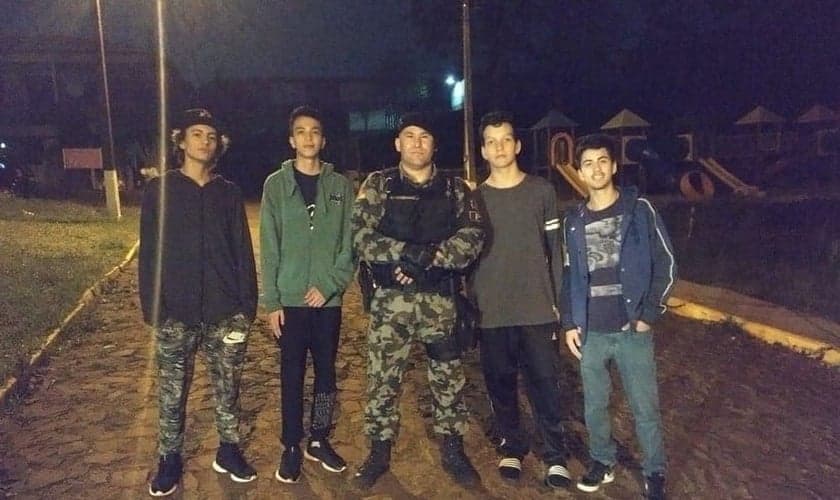 Soldado Ribeiro faz foto com os quatro jovens durante ronda e posta em sua rede social. (Foto: Reprodução/Facebook)