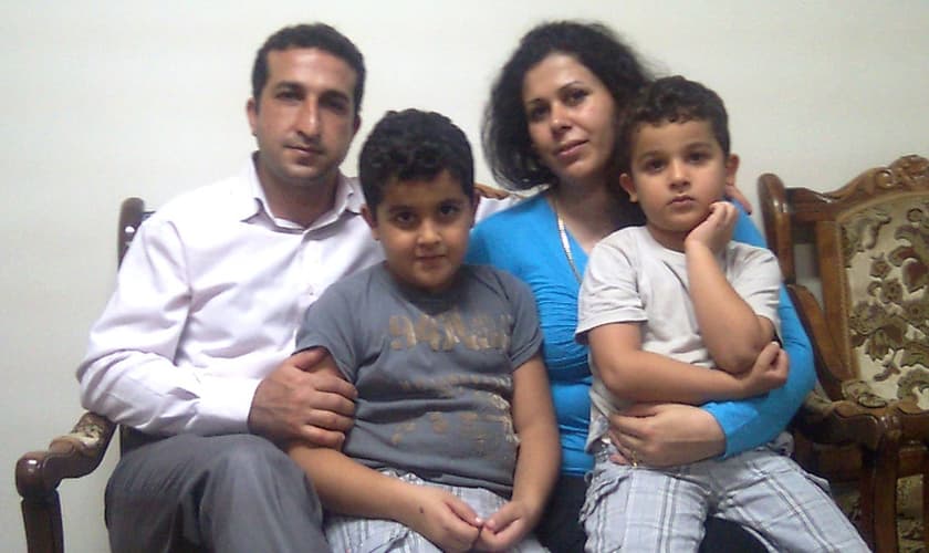 Pastor Youcef, filhos (ainda crianças) e esposa. (Foto: Beheard)