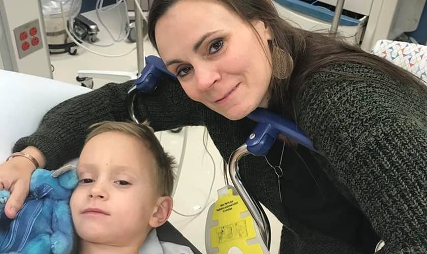 Titus Everett, de 6 anos, sobreviveu após ser atingido e esmagado por um veículo. (Foto: Reprodução/Facebook)