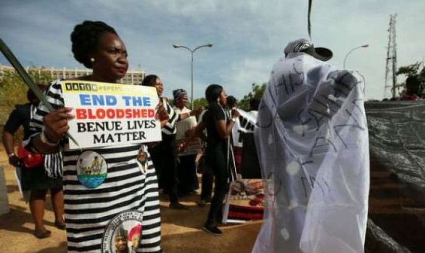 Manifestantes protestam contra os assassinatos na Nigéria. (Foto: Reuters / Afolabi Sotunde)