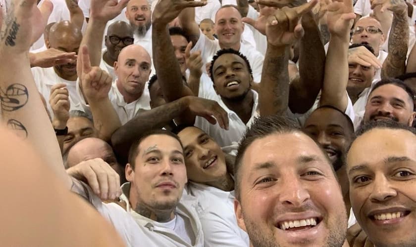 Tim Tebow faz selfie com prisioneiros de Waco, Texas. (Foto: Reprodução/Instagram)
