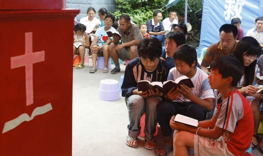 Cristãos participam de culto em igreja na China. (Foto: China Aid)