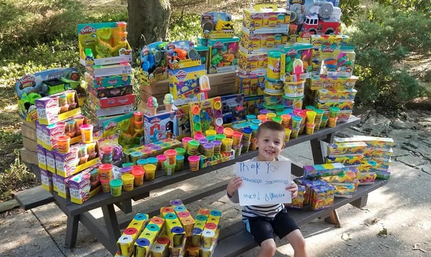Weston Newswanger celebrou seu aniversário de 5 anos ajudando outras crianças. (Foto: Reprodução/Facebook)