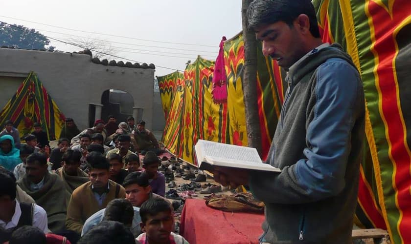 Imagem ilustrativa. Muitos cristãos da ilha de Bornéu têm acesso à Bíblia apenas na igreja. (Foto: Forgotten Missionaries International)