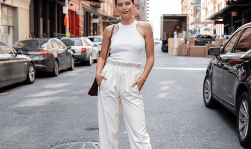 A calça pantacourt é uma boa opção para ir trabalhar em dias quentes. (Foto: Instagram/@emilydidonato)