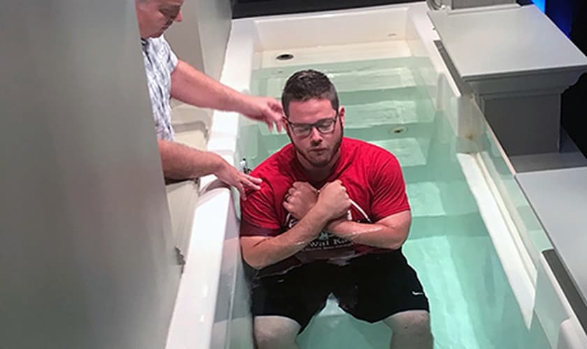Pastor Mike Lefler (à esquerda) se prepara para batizar Brenton Winn durante um culto. (Foto: Central Baptist Church)