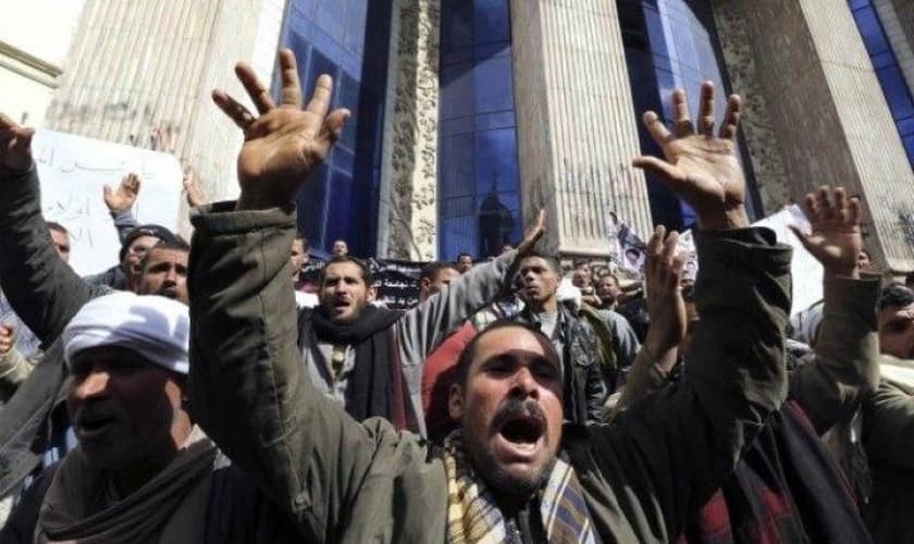 Cristãos copta protestam contra a intolerância religiosa no Egito. (Foto: Reuters/Mohamed Abd El Ghany)