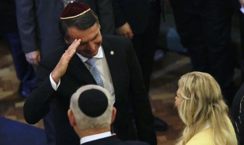 Em foto de dezembro, Jair Bolsonaro cumprimenta Benjamin Netanyahu e sua mulher em visita do premiê ao Rio de Janeiro. (Foto: Reprodução/Getty)