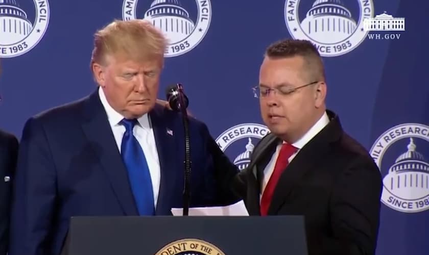Andrew Brunson orou pelo presidente dos EUA, Donald Trump, durante evento sobre liberdade religiosa. (Imagem: CBN News)