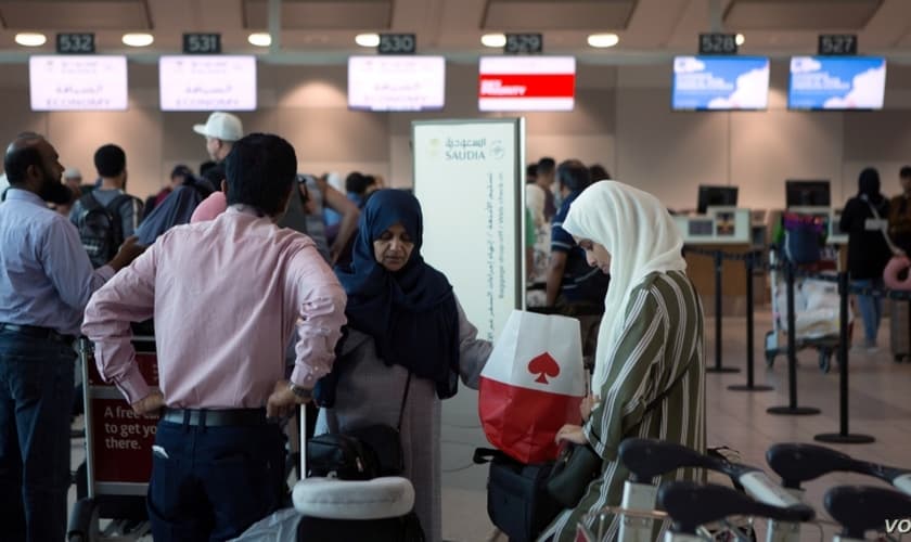 Fila para fazer o check-in de um voo no aeroporto internacional de Toronto para Riade, na Arábia Saudita. (Foto: VOA) 