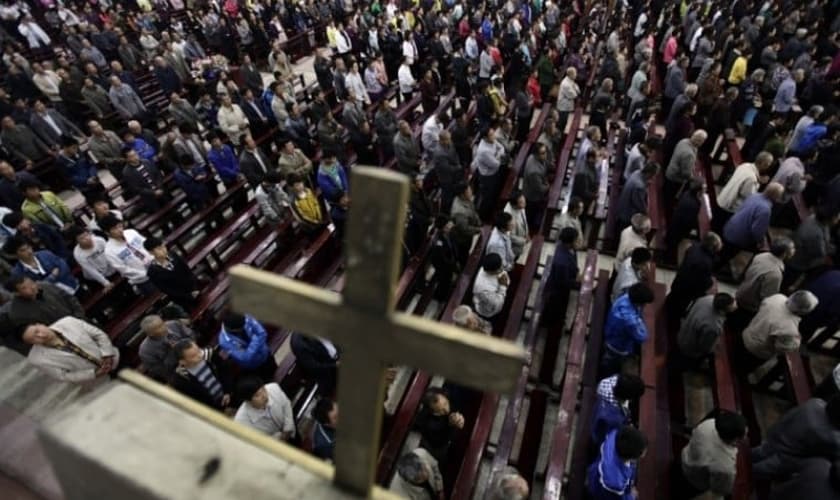 Cristãos em igreja nos arredores do condado de Qingxu, norte da China. (Foto: Reprodução/Reuters)