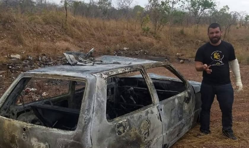 Pastor Edivaldo Júnior ao lado do carro que dirigia e acabou explodindo após acidente na rodovia TO 050. (Foto: AF Notícias)