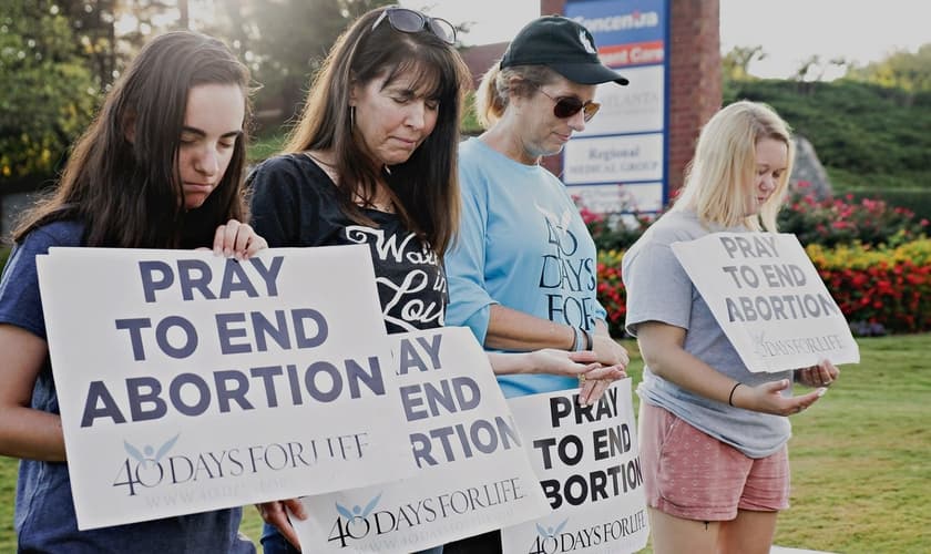 Voluntários fazem vigília e oram nas portas das clínicas de aborto. (Foto: Reprodução/40 Days for Life)