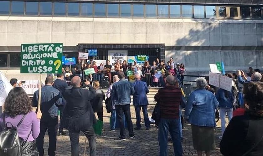 Manifestantes protestam em Milão após fechamento de igreja evangélica. (Foto: Reprodução/Damaris Marletta)